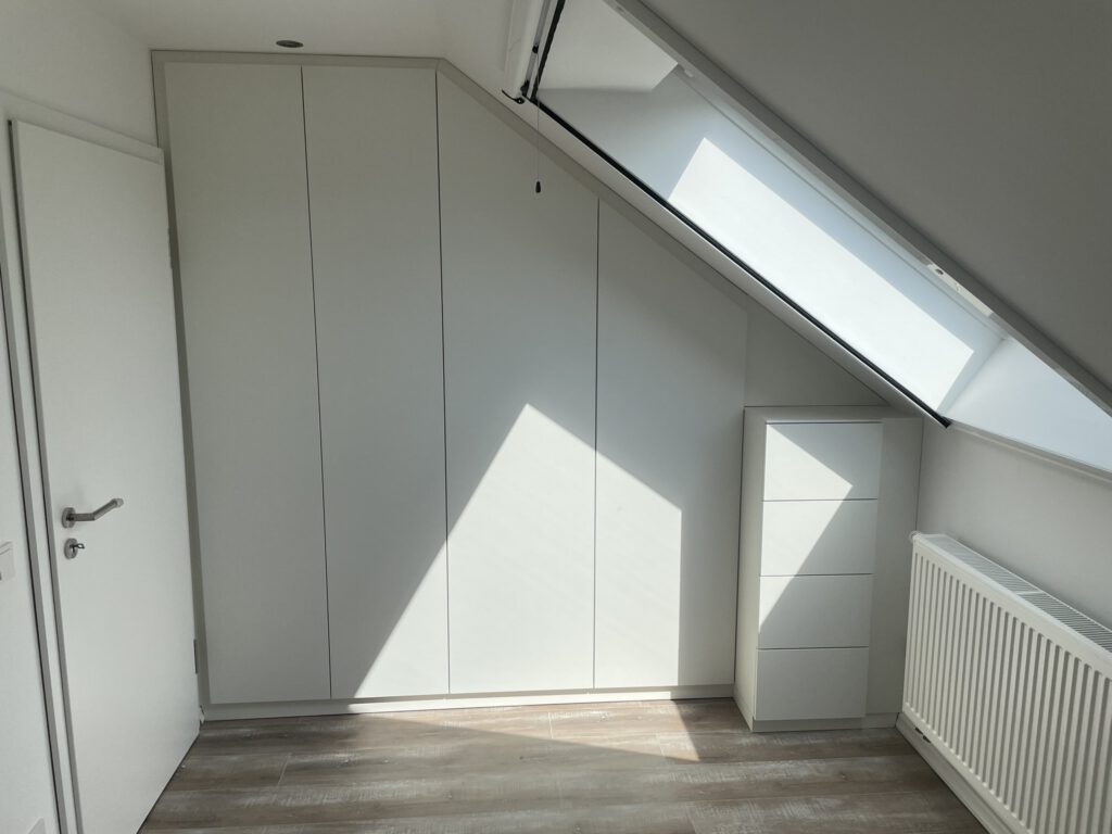 Kleiderschrank mit Rollcontainer